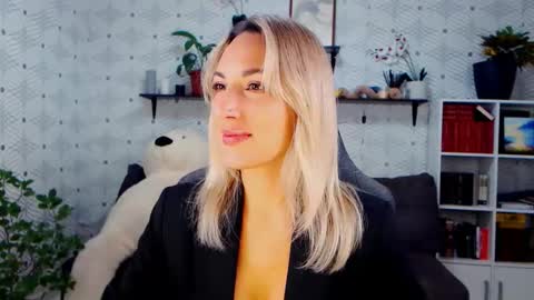 MillaXQueen online show from 11-11-25, 03:56