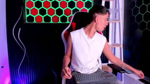 Snapshot of miller_tommy chatting on 04-11-26, 03:22 Tommy online show from 04-11-26, 03:22