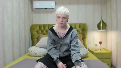 Snapshot of millerbilly chatting on 12-17-25, 08:04 millerbilly online show from 12-17-25, 08:04