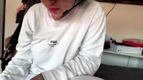 Im girl my name is Johana  online show from 10-31-25, 01:45