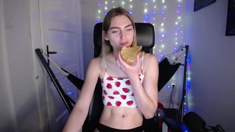 Snapshot of millie_lacroix chatting on 12-27-24, 05:05 millie_lacroix online show from 12-27-24, 05:05