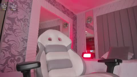 Snapshot of millieskinny_ chatting on 01-03-25, 02:08 Ana Maria online show from 01-03-25, 02:08