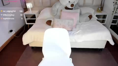 Snapshot of milly_white chatting on 04-28-26, 02:27 Milena online show from 04-28-26, 02:27