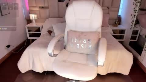 Snapshot of milly_white chatting on 05-26-26, 10:50 Milena online show from 05-26-26, 10:50