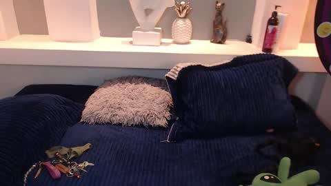 Milu Wallace  online show from 10-21-25, 11:38