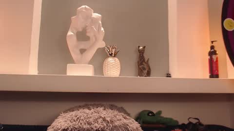 Milu Wallace  online show from 11-10-25, 11:04