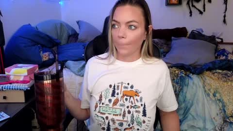 Snapshot of mindymars chatting on 01-22-25, 05:28 Mindy Mars online show from 01-22-25, 05:28