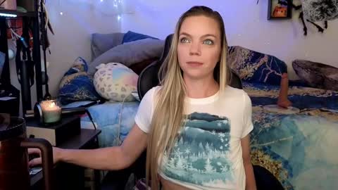 Snapshot of mindymars chatting on 02-26-25, 06:21 Mindy Mars online show from 02-26-25, 06:21