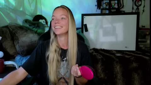 Snapshot of mindymars chatting on 09-24-25, 02:53 Mindy Mars online show from 09-24-25, 02:53