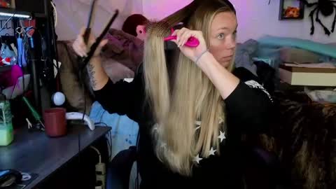 Snapshot of mindymars chatting on 10-08-25, 02:58 Mindy Mars online show from 10-08-25, 02:58