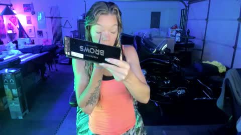 Snapshot of mindymars chatting on 10-10-25, 02:49 Mindy Mars online show from 10-10-25, 02:49