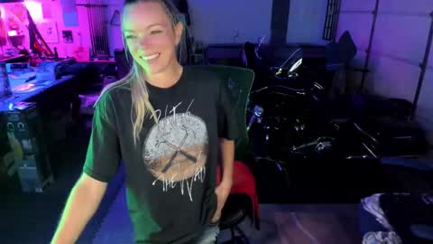 Snapshot of mindymars chatting on 10-23-25, 05:12 Mindy Mars online show from 10-23-25, 05:12