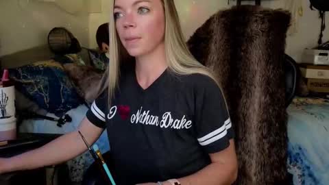 Snapshot of mindymars chatting on 11-19-25, 04:40 Mindy Mars online show from 11-19-25, 04:40