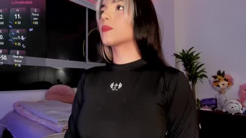 Snapshot of ming_yue_ chatting on 03-05-25, 02:57 My name is Fer Nice to meet you  give it a thumbs up please its important online show from 03-05-25, 02:57