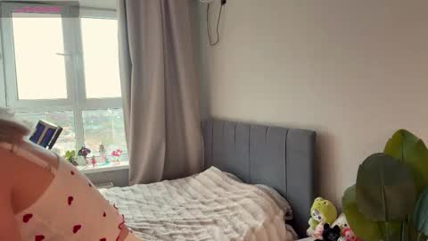 Snapshot of minicleo chatting on 09-25-25, 01:04 Cleo online show from 09-25-25, 01:04