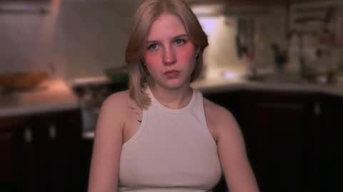 Snapshot of mirrameow chatting on 11-11-25, 12:10 Mira online show from 11-11-25, 12:10