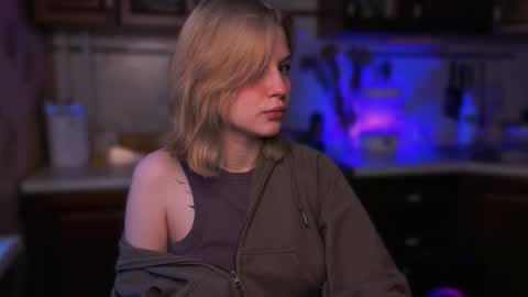 Snapshot of mirrameow chatting on 11-17-25, 07:03 Mira online show from 11-17-25, 07:03