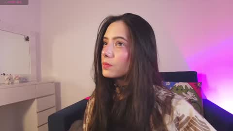 Snapshot of mishelkrave_ chatting on 07-25-26, 01:25 KRAVE online show from 07-25-26, 01:25