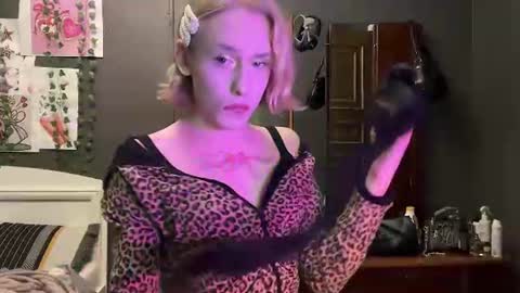 Snapshot of miss_barbie1 chatting on 06-11-26, 10:08 Anya online show from 06-11-26, 10:08