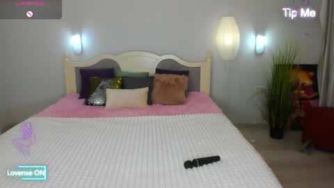 Snapshot of miss_elias chatting on 02-15-25, 08:11 Elia online show from 02-15-25, 08:11