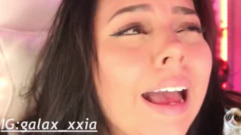 Snapshot of miss_galaxxia chatting on 12-20-25, 01:02 Elisabeth IG galax xxia online show from 12-20-25, 01:02