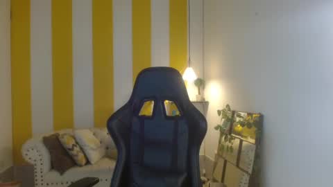 Snapshot of miss_honey1 chatting on 02-06-25, 11:48 miss_honey1 online show from 02-06-25, 11:48