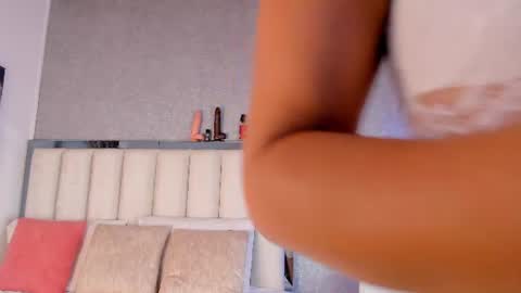 Snapshot of miss_honey21_ chatting on 07-27-26, 06:15 Honey online show from 07-27-26, 06:15