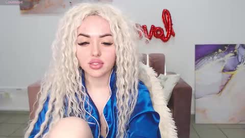 Snapshot of miss_kiten chatting on 02-15-25, 11:14 miss_kiten online show from 02-15-25, 11:14