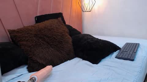 mia online show from 11-26-25, 11:33