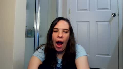 Snapshot of miss_sunshine01 chatting on 06-27-26, 03:22 Bella online show from 06-27-26, 03:22