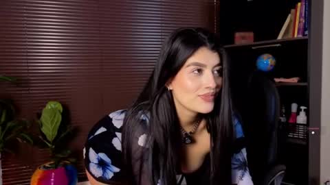 Snapshot of missatenea2 chatting on 07-17-26, 01:29 Laura online show from 07-17-26, 01:29