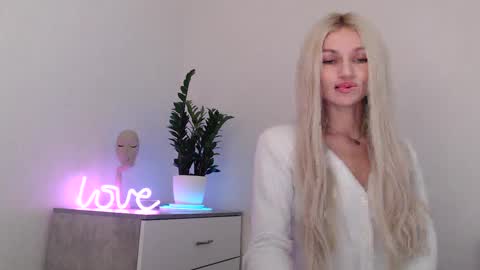 Snapshot of missemma1111 chatting on 12-06-24, 09:02 EMMA online show from 12-06-24, 09:02