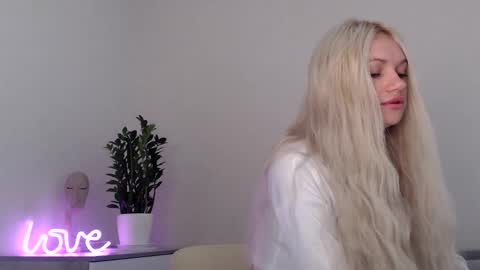 Snapshot of missemma1111 chatting on 12-16-24, 05:38 EMMA online show from 12-16-24, 05:38