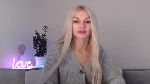 Snapshot of missemma1111 chatting on 12-17-24, 09:16 EMMA online show from 12-17-24, 09:16