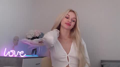 Snapshot of missemma1111 chatting on 01-13-25, 12:19 EMMA online show from 01-13-25, 12:19