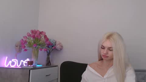 Snapshot of missemma1111 chatting on 01-28-25, 09:29 EMMA online show from 01-28-25, 09:29