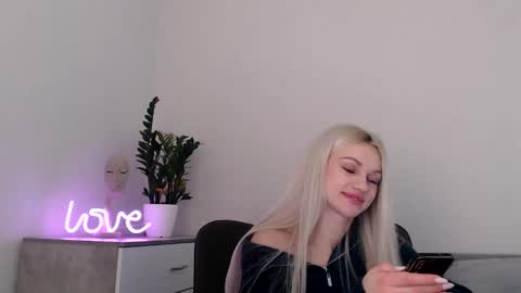 Snapshot of missemma1111 chatting on 02-21-25, 09:22 EMMA online show from 02-21-25, 09:22