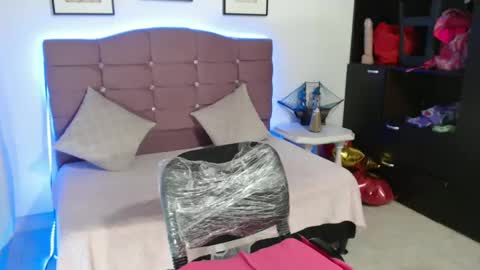 misskarol18 online show from 02-18-25, 05:10