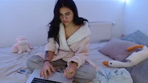 Snapshot of misskylie_ chatting on 12-31-24, 09:50 kylie online show from 12-31-24, 09:50