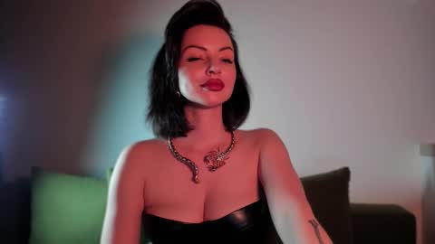 Snapshot of missmirandagd chatting on 10-10-25, 02:38 online show from 10-10-25, 02:38