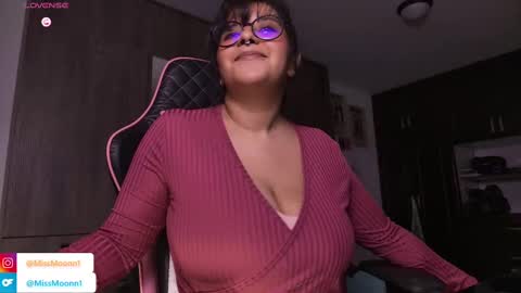 Snapshot of missmoonn chatting on 09-11-25, 02:00 MissMoon online show from 09-11-25, 02:00