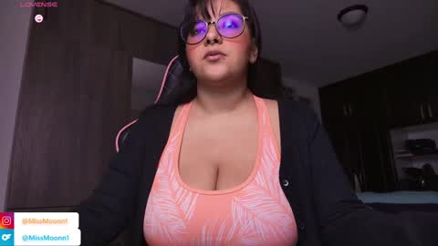 Snapshot of missmoonn chatting on 09-11-25, 10:43 MissMoon online show from 09-11-25, 10:43