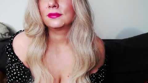 Snapshot of missqueen1416 chatting on 03-10-25, 05:39 Missqueen1416 online show from 03-10-25, 05:39