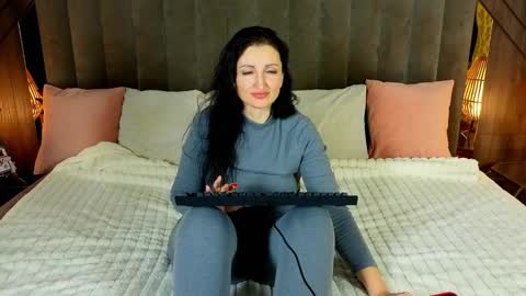 missrossi online show from 12-19-25, 02:46