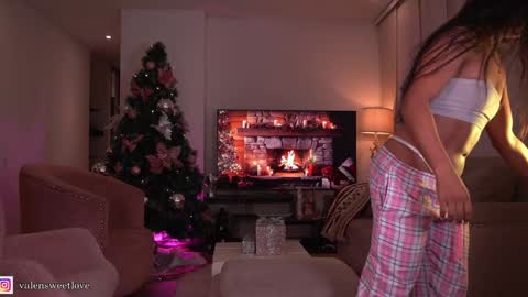 Snapshot of missvalery_1 chatting on 12-11-24, 12:54 OF online show from 12-11-24, 12:54