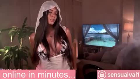 Snapshot of missvalery_1 chatting on 10-14-25, 12:11 OF online show from 10-14-25, 12:11