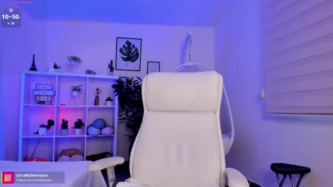 Snapshot of missvancouver_ chatting on 10-22-25, 01:22 Mafe Jimenez online show from 10-22-25, 01:22