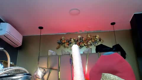 Victoria  online show from 04-12-26, 12:04