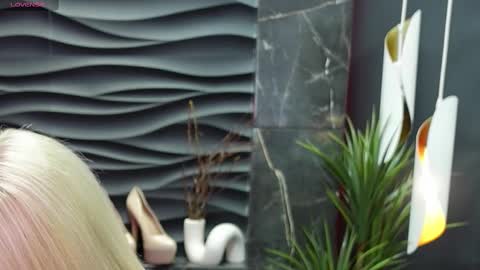 Darsy online show from 02-18-25, 01:44