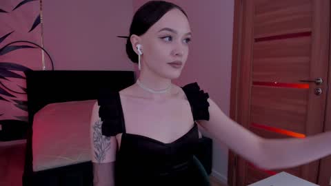 Snapshot of mistress_mialibra chatting on 12-25-24, 01:53 Mistress Mia online show from 12-25-24, 01:53